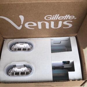 Gillette Venus Smooth Razors for Women, Includes 1 Handle, 6 Razor Blade Refills
